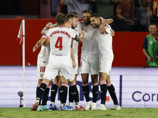 Els jugadors del Sevilla celebren després que David Alaba del Reial Madrid marqui un autogol i el primer amb el Sevilla el 21 d'octubre de 2023