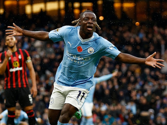 Jeremy Doku celebra el gol del Manchester City el novembre del 2023