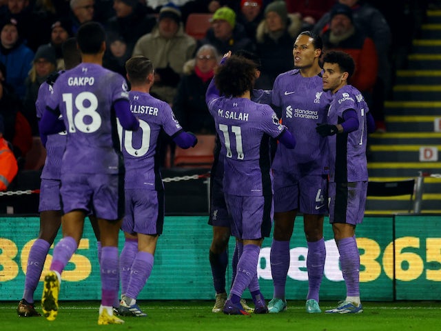 Virgil van Dijk del Liverpool celebra el seu primer gol amb els seus companys el 6 de desembre de 2023