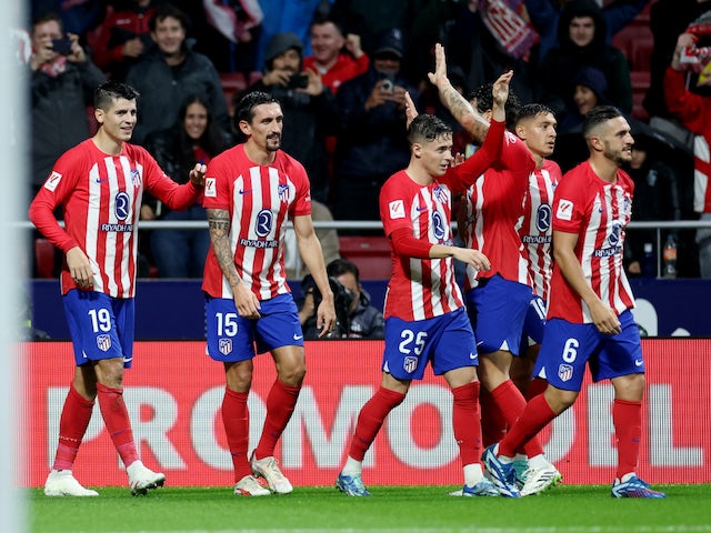 Alvaro Morata de l'Atlètic de Madrid celebra el seu segon gol amb els seus companys el 29 d'octubre de 2023