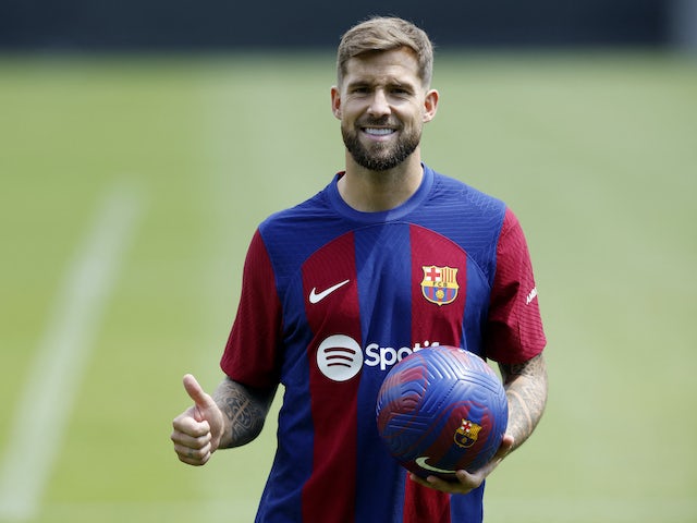 El nou jugador del FC Barcelona Inigo Martínez posa per a una foto durant la seva presentació el 13 de juliol de 2023