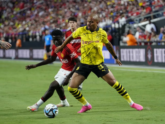 El davanter del Borussia Dortmund Donyell Malen en acció amb el migcampista del Manchester United Omari Forson el 30 de juliol de 2023