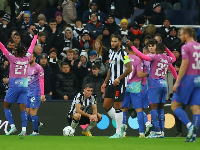Fabian Schar i Jamaal Lascelles del Newcastle United semblen abatuts mentre els jugadors de l'AC Milan celebren després del partit del 13 de desembre de 2023