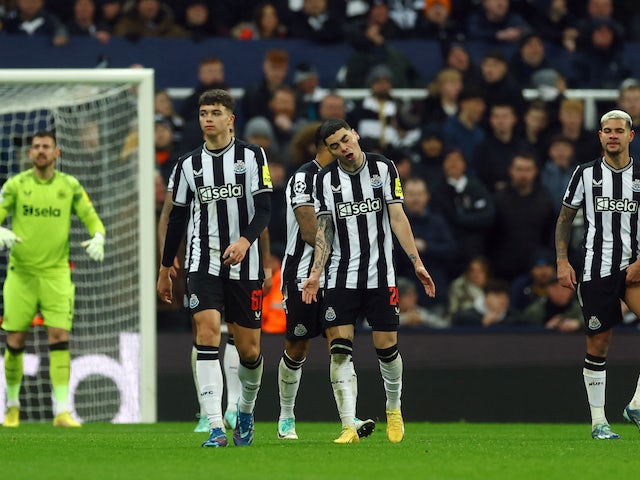 Miguel Almiron del Newcastle United reacciona després que Christian Pulisic de l'AC Milan marqués el seu primer gol el 13 de desembre de 2023.
