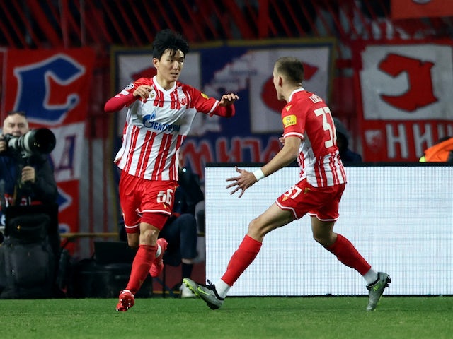 Hwang In-beom de l'Estrella Roja de Belgrad celebra el seu primer gol amb Vladimir Lucic el 13 de desembre de 2023