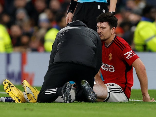 Harry Maguire del Manchester United rep atenció mèdica després de patir una lesió el 12 de desembre de 2023
