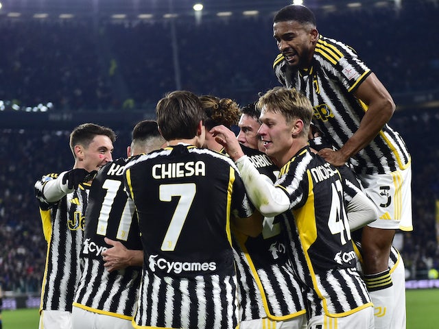 Dusan Vlahovic de la Juventus celebra el seu primer gol amb els seus companys el 26 de novembre de 2023