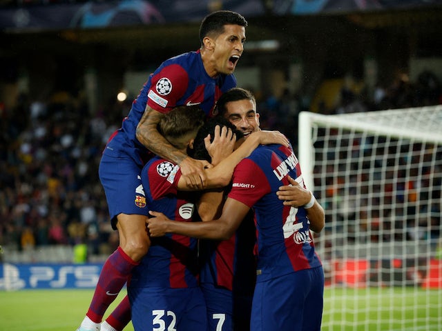 Ferran Torres del FC Barcelona celebra el seu primer gol amb els seus companys el 25 d'octubre de 2023