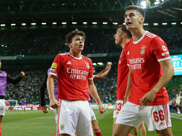 Joao Neves del Benfica celebra el seu segon gol amb Petar Musa i Antonio Silva el 22 de maig de 2023