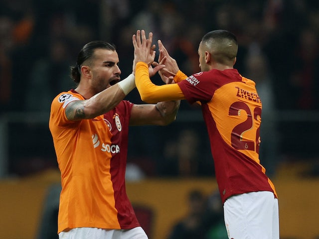 Hakim Ziyech del Galatasaray celebra el gol contra el Manchester United el 29 de novembre de 2023