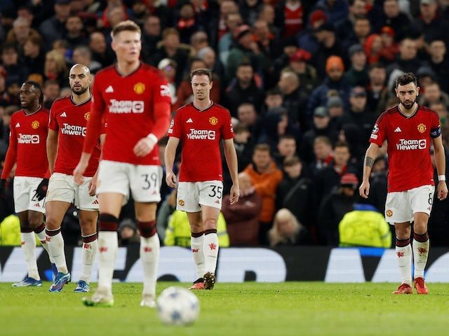 Jonny Evans i Bruno Fernandes del Manchester United semblen abatuts després d'encaixar el primer gol el 12 de desembre de 2023.