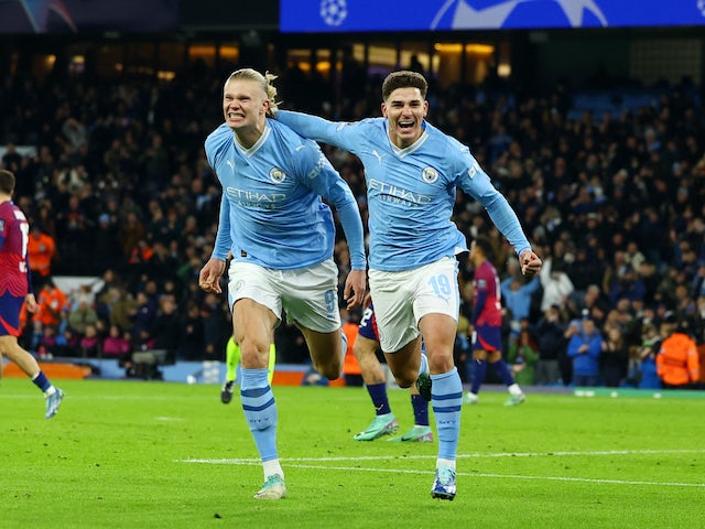 Julian Alvarez del Manchester City celebra el seu tercer gol amb Erling Haaland el 28 de novembre de 2023