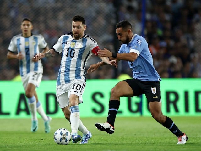 L'argentí Lionel Messi en acció amb l'uruguaià Sebastián Càceres el 16 de novembre de 2023