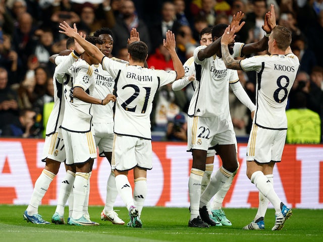 El Vinicius Junior del Reial Madrid celebra el seu segon gol amb els seus companys el 8 de novembre de 2023