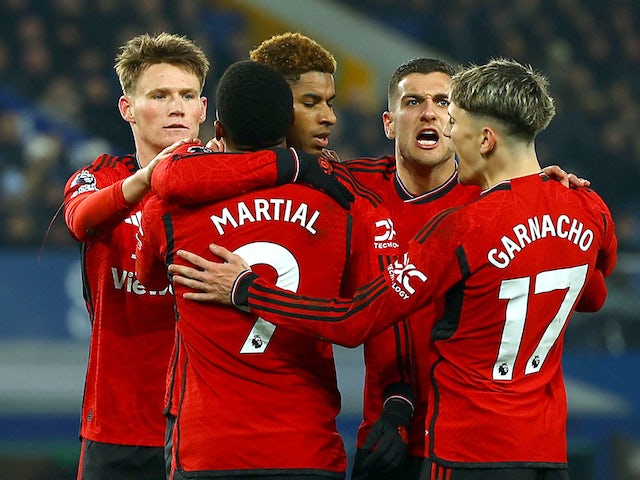 Marcus Rashford del Manchester United celebra el seu segon gol amb els seus companys el 26 de novembre de 2023