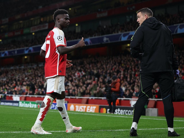 Bukayo Saka de l'Arsenal abandona el terreny de joc després de patir una lesió el 8 de novembre de 2023