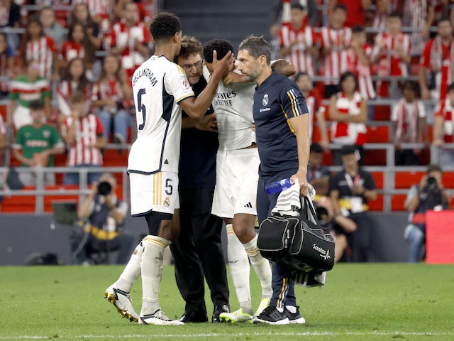 Eder Militao del Reial Madrid marxa després de patir una lesió contra l'Athletic de Bilbao el 12 d'agost de 2023