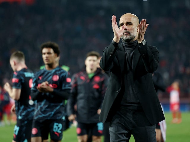 L'entrenador del Manchester City, Pep Guardiola, aplaudeix els aficionats després del partit del 13 de desembre de 2023