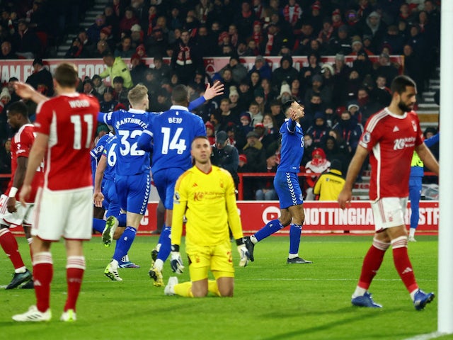 Dwight McNeil de l'Everton celebra el seu primer gol amb Abdoulaye Doucoure l'1 de desembre de 2023