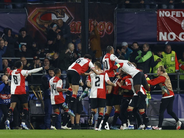 Santiago Gimenez del Feyenoord celebra el seu primer gol amb els seus companys el 25 d'octubre de 2023
