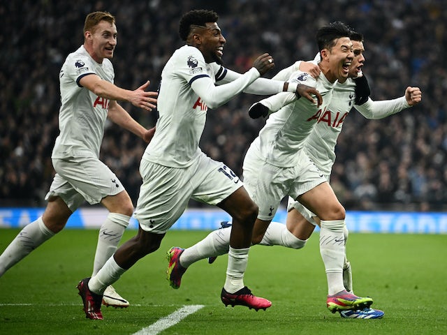 Giovani Lo Celso del Tottenham Hotspur celebra el seu primer gol amb Son Heung-min, Emerson Royal i Dejan Kulusevski el 26 de novembre de 2023