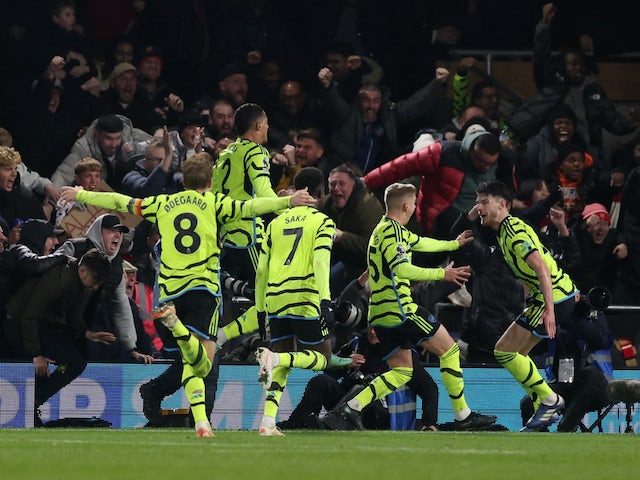 Declan Rice de l'Arsenal celebra el seu quart gol amb els seus companys el 5 de desembre de 2023