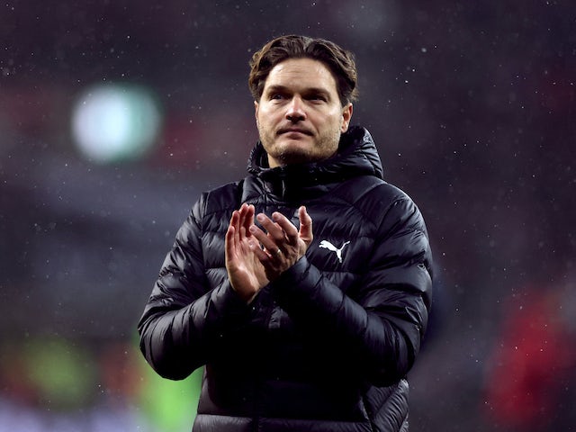 L'entrenador del Borussia Dortmund, Edin Terzic, aplaudeix els aficionats després del partit del 3 de desembre de 2023
