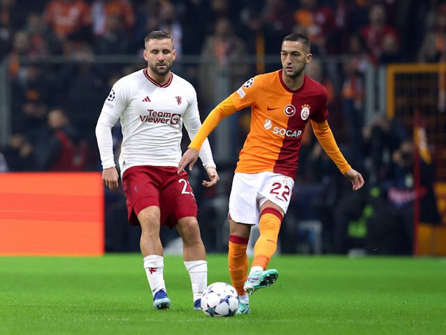 Hakim Ziyech del Galatasaray en acció amb Luke Shaw del Manchester United el 29 de novembre de 2023