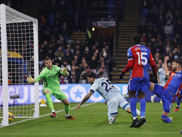 Marcos Senesi de l'AFC Bournemouth va marcar el seu primer gol davant Sam Johnstone de Crystal Palace el 6 de desembre de 2023