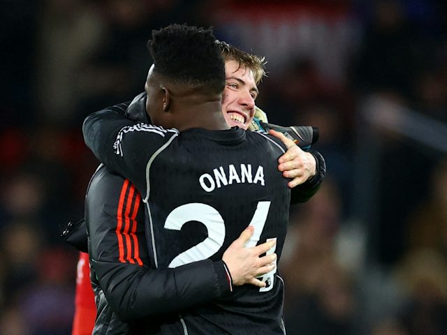 Rasmus Hojlund i Andre Onana del Manchester United celebren després del partit del 26 de desembre de 2023