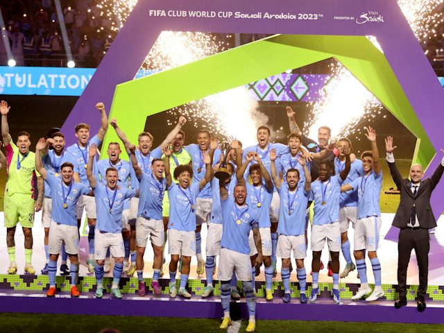 Vista general mentre Kyle Walker del Manchester City aixeca el trofeu al costat dels seus companys després de guanyar la final de la Copa del Món de Clubs el 22 de desembre de 2023