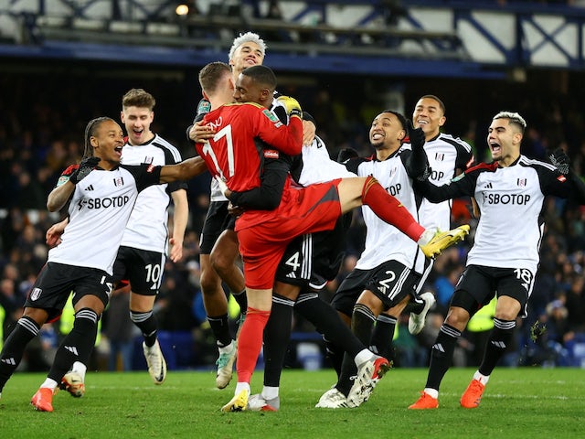 Bernd Leno i els seus companys de Fulham celebren després de guanyar la tanda de penals el 19 de desembre de 2023