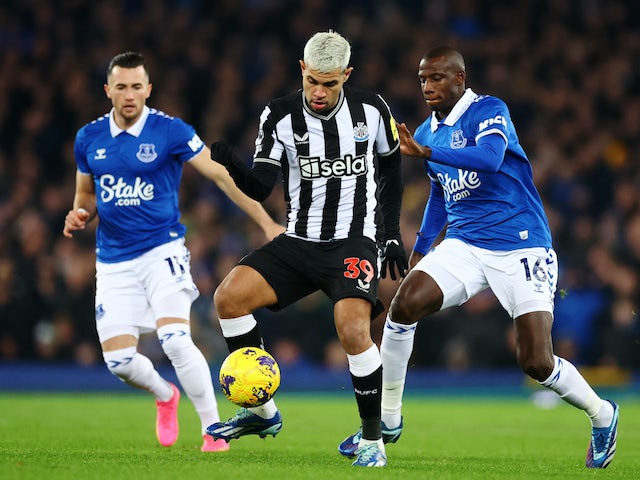Bruno Guimaraes del Newcastle United en acció amb Abdoulaye Doucoure de l'Everton el 7 de desembre de 2023