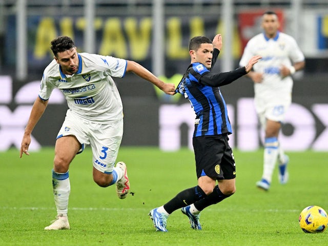 Riccardo Marchizza de Frosinone en acció amb Stefano Sensi de l'Inter de Milà el 12 de novembre de 2023