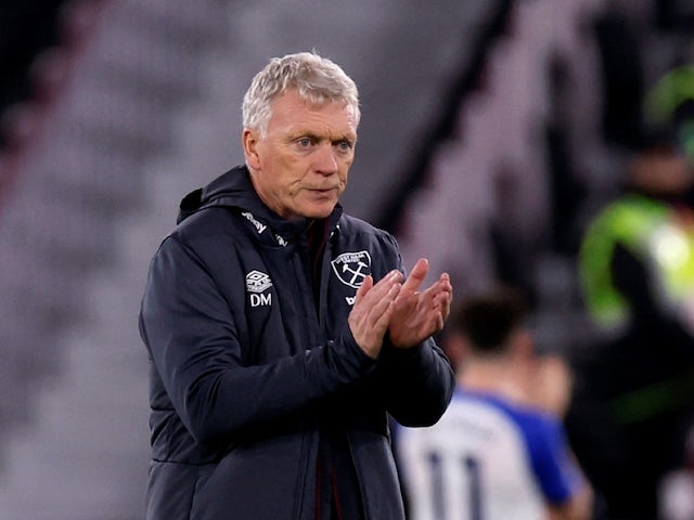 L'entrenador del West Ham United, David Moyes, aplaudeix els aficionats després del partit del 2 de gener de 2024