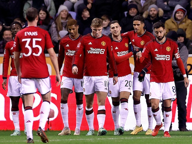 Diogo Dalot del Manchester United celebra el seu primer gol amb els seus companys el 8 de gener de 2024