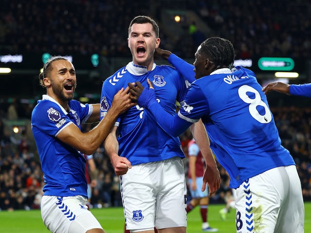 Michael Keane de l'Everton celebra el seu segon gol amb Dominic Calvert-Lewin i Amadou Onana el 15 de desembre de 2023