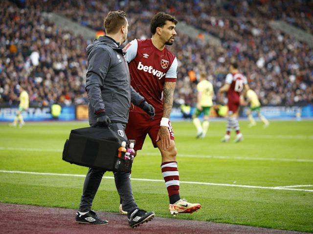 Lucas Paqueta del West Ham United rep atenció mèdica després de patir una lesió el 7 de gener de 2024