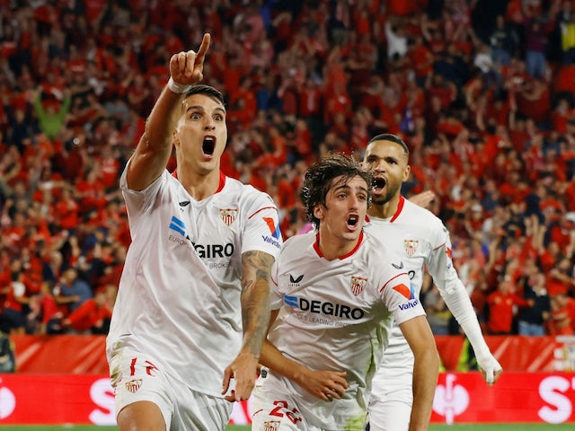 Erik Lamela del Sevilla celebra el seu segon gol amb Bryan Gil i Youssef En-Nesyri el 18 de maig de 2023