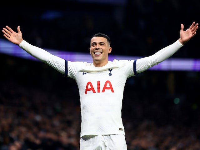Pedro Porro del Tottenham Hotspur celebra el seu primer gol el 5 de gener de 2024