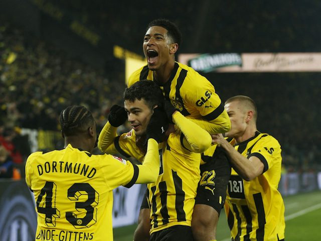 Giovanni Reyna del Borussia Dortmund celebra el seu quart gol amb Jamie Bynoe-Gittens, Jude Bellingham i Julian Ryerson el 22 de gener de 2023