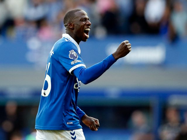 Abdoulaye Doucoure de l'Everton celebra després del partit del 7 d'octubre de 2023