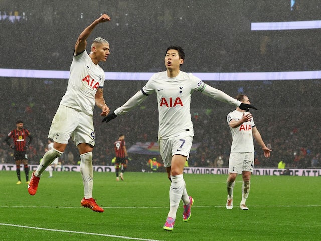 Son Heung-min del Tottenham Hotspur celebra el seu segon gol amb Richarlison el 31 de desembre de 2023