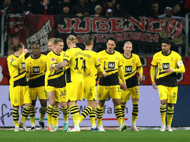 Julian Ryerson del Borussia Dortmund celebra el seu primer gol amb els seus companys el 3 de desembre de 2023