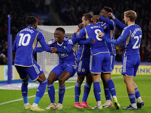 Patson Daka del Leicester City celebra el seu segon gol amb els seus companys el 9 de desembre de 2023