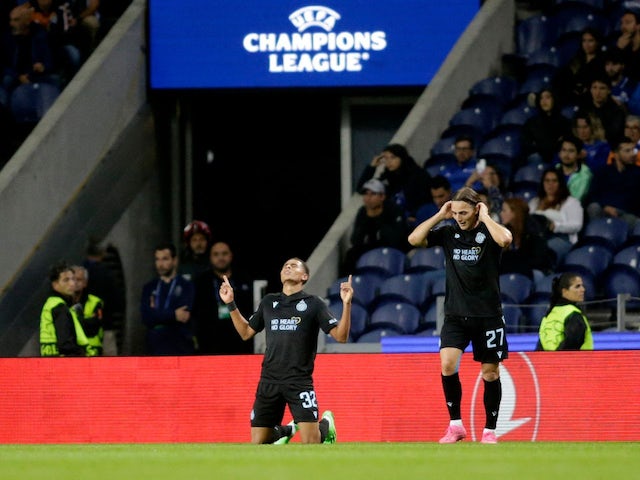 Antonio Nusa del Club Brugge celebra el seu quart gol amb Casper Nielsen el 13 de setembre de 2022