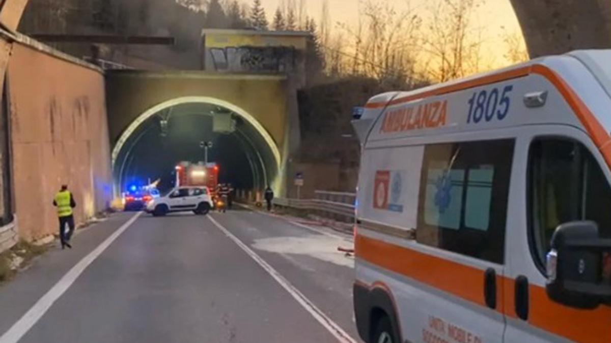 Accident al túnel d'Urbino, una ambulància atropella un autobús de nens: 4 morts