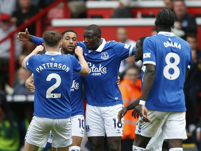 Arnaut Danjuma de l'Everton celebra el seu segon gol amb Abdoulaye Doucoure, Nathan Patterson i Idrissa Gueye el 2 de setembre de 2023