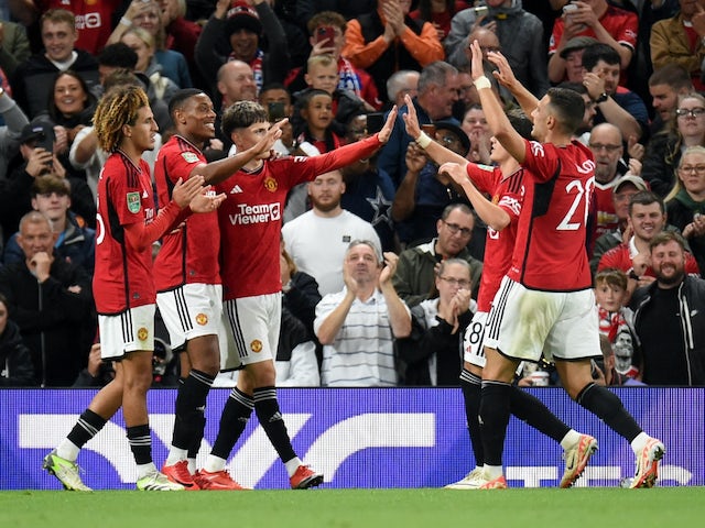 Anthony Martial del Manchester United celebra el seu tercer gol amb els seus companys el 26 de setembre de 2023
