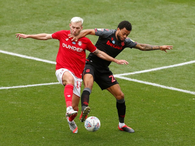 Andreas Weimann de Bristol City en acció amb Jordan Cousins ​​de Stoke City al campionat el 15 de juliol de 2020
